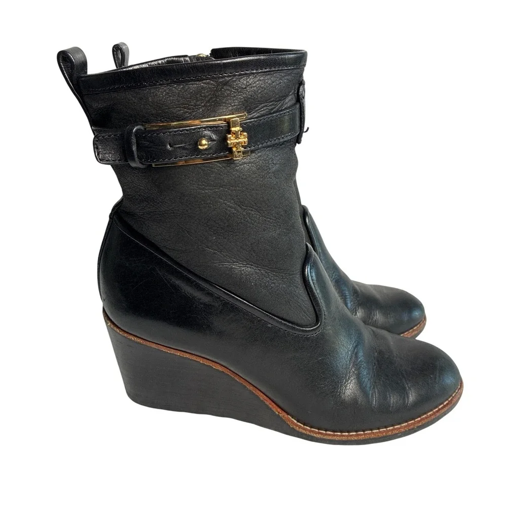 Tory Burch Black Leather‎ Wedge Ankle Boots Gold Logo Buckle Shearling Lined 8.5